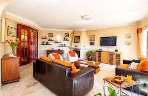 Villa - 4 soveværelser - privat pool - havudsigt | Opholdsområde | Fladskærms-tv, dvd-afspiller