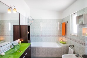 Villa, 4 Bedrooms, Private Pool, Sea View | Bathroom | Bathtub, hair dryer, bidet, towels - Villa Dominica (Lagoa)