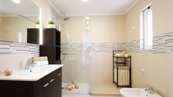 Bañera, secador de pelo, bidet, toallas