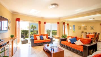 Villa, 4 chambres, piscine privée, vue mer | Coin séjour | Télévision à écran plat, lecteur de DVD