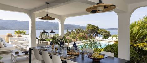 تناول الطعام بالخارج