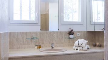 Een haardroger, handdoeken, zeep, shampoo