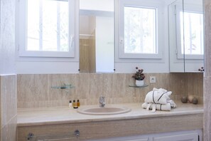 Een haardroger, handdoeken, zeep, shampoo