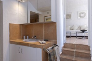 Haartrockner, Handtücher, Seife, Shampoo