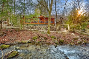 Property grounds - Enjoy an amazing cabin Creekside with private theater room and Hot Tub! (Gatlinburg)