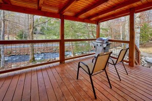 Terrace/patio - Enjoy an amazing cabin Creekside with private theater room and Hot Tub! (Gatlinburg)