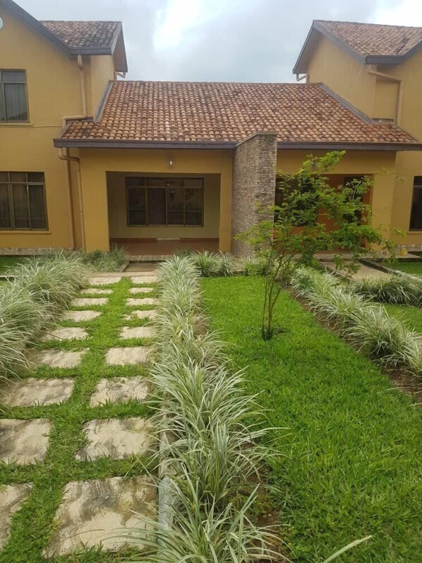 Vista frontal de la propiedad
