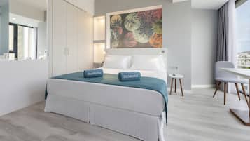 Junior Suite | Minibar, in-room safe, desk, laptop workspace