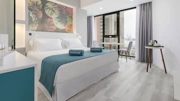 Suite junior | Minibar, caja fuerte, escritorio y espacio para trabajar con un portátil