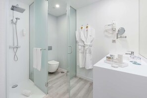 Douche, douche à « effet pluie », sèche-cheveux, peignoirs