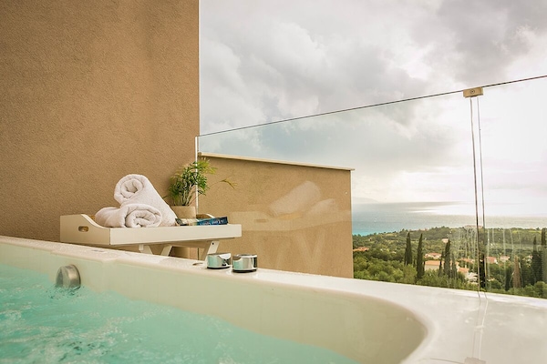 Deluxe suite, hot tub | Privéspabad