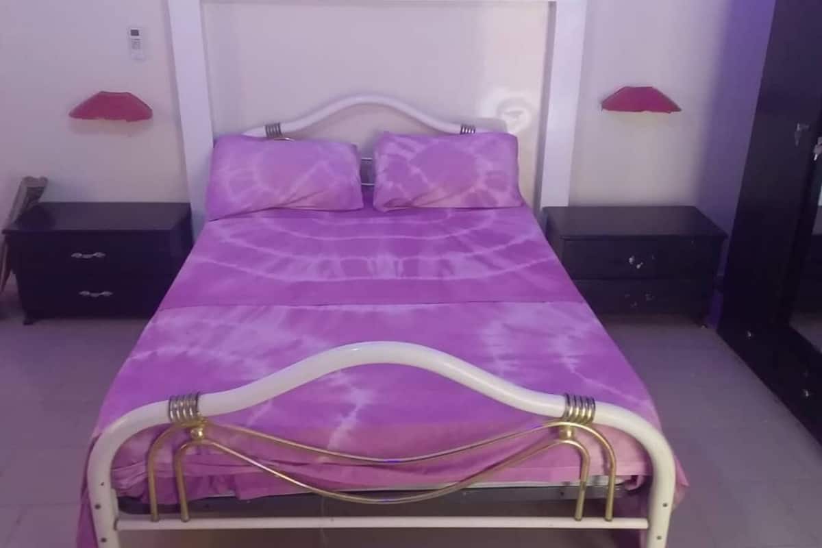 Habitación estándar con 1 cama matrimonial o 2 individuales | 1 habitación, decoración personalizada, muebles diferentes y escritorio