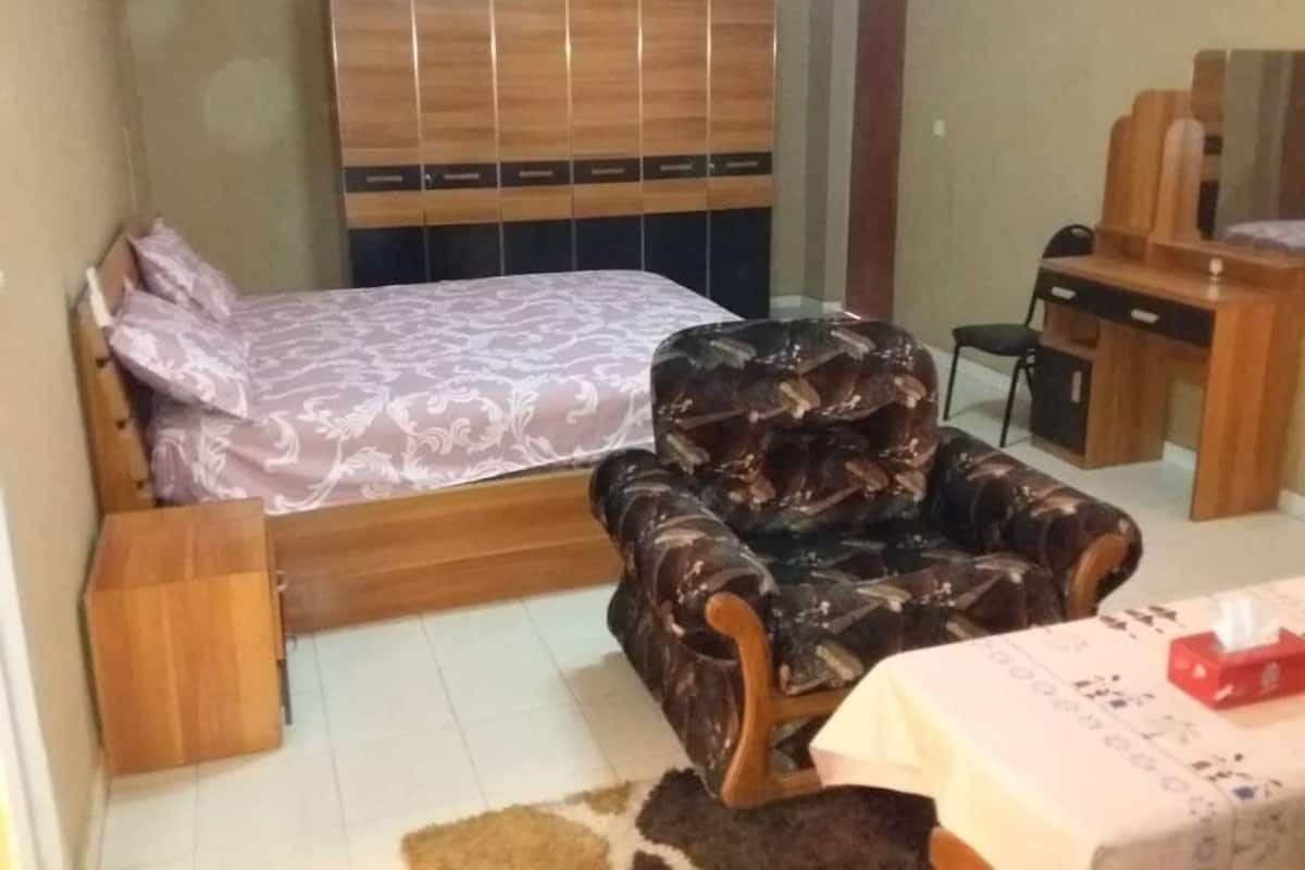 Standard Suite | Desk, laptop workspace, blackout curtains, rollaway beds