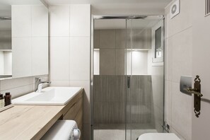Shower - Deluxe & Stylish 2 BD Apartment in Pangrati (Athens)
