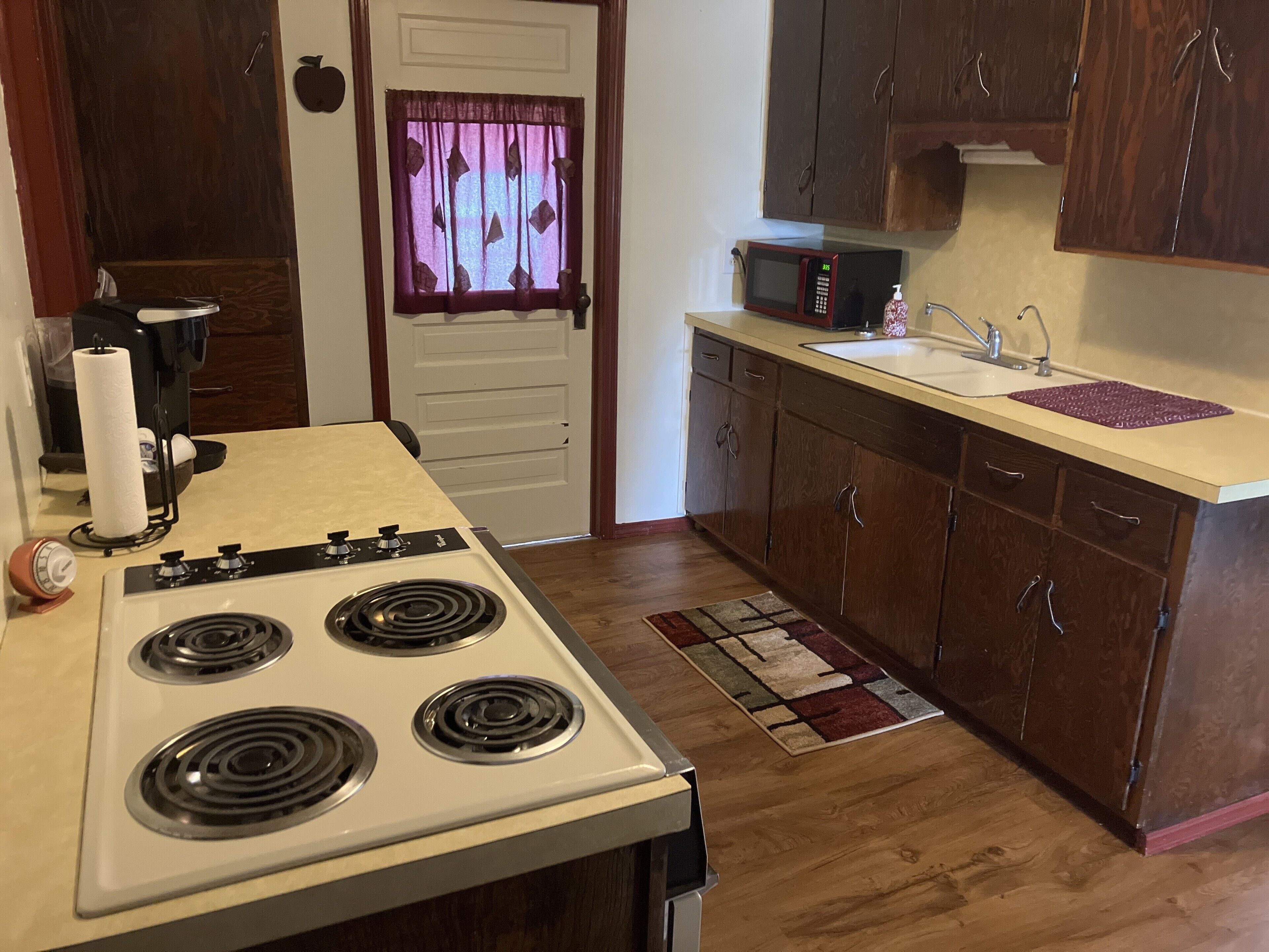 冷蔵庫、電子レンジ、オーブン、コンロ