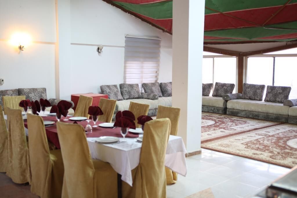 حيث تُقدم وجبات الإفطار، الغداء، العشاء، خيارت الطبخ المحلي والعالمي