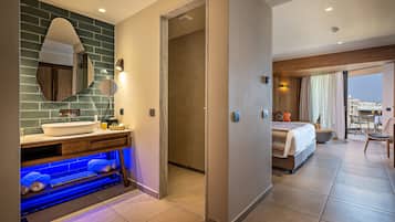 Deluxe Junior Suite | Baño | Amenidades de baño de diseñador, secadora de cabello, batas, pantuflas
