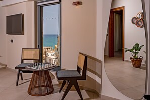 Ambassador Junior Suite | Ropa de cama de alta calidad, minibar, caja fuerte y escritorio