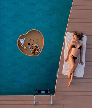 Una piscina cubierta, una piscina al aire libre de temporada, sombrillas
