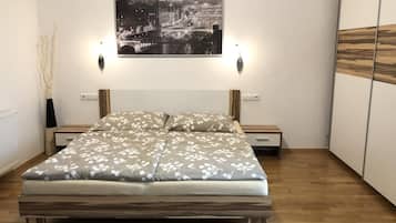 Apartamento Confort, balcón | 2 dormitorios, escritorio, espacio para trabajar con un portátil