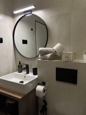 Comfort Apartment, Balcony | Bathroom | Shower, free toiletries, towels, soap - Apartsee (Zell am See)