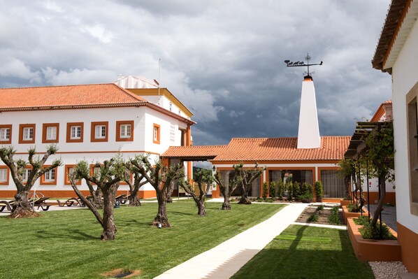 Terrace/patio - Vila Gale Collection Alter Real - Resort Equestre, Conference & Spa (Alter do Chao)