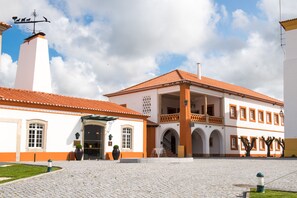 Front of property - Vila Gale Collection Alter Real - Resort Equestre, Conference & Spa (Alter do Chao)