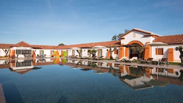 Innenpool, 2 Außenpools, Sonnenschirme, Liegestühle