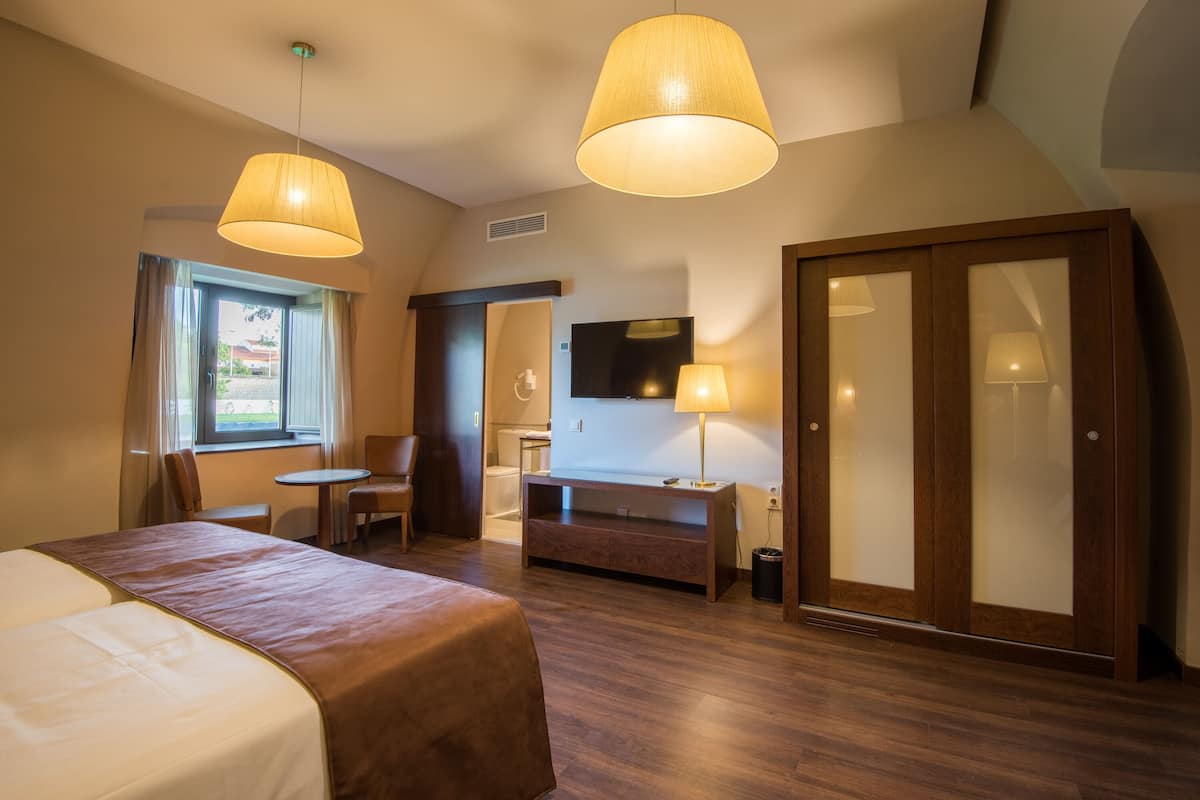 Minibar, in-room safe, desk, WiFi (free)