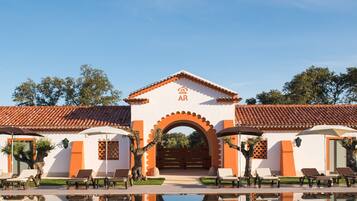 Piscine couverte, 2 piscines extérieures, parasols de plage