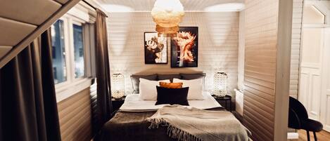 Deluxe Suite (A) | Individually decorated, individually furnished, blackout drapes