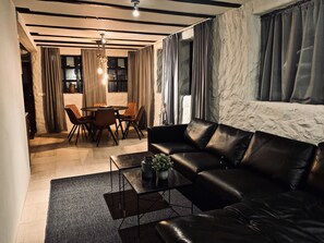 Deluxe Apartment, Hot Tub (B) | Living area