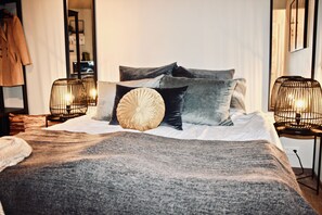 Deluxe Studio Suite | Living room | 40-inch Smart TV with digital channels, TV, Netflix - Heart of Reykjavik (Reykjavik)