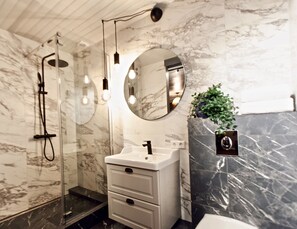 Deluxe Suite (A) | Bathroom | Shower, hair dryer, towels, soap - Heart of Reykjavik (Reykjavik)