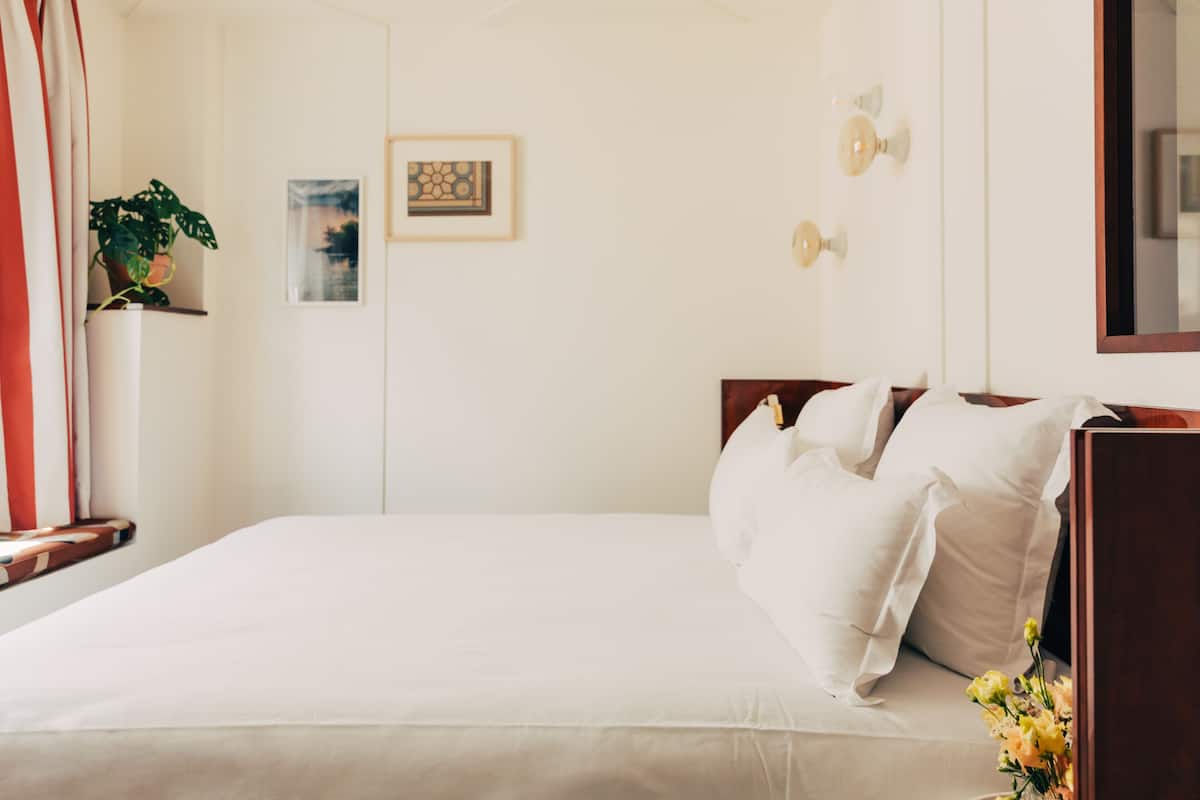 1 Schlafzimmer, hochwertige Bettwaren, Zimmersafe, Schreibtisch