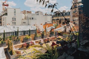 Superior Room (Riviera Eiffel View) | Premium bedding, in-room safe, desk, blackout curtains - Hotel Wallace, a Member of Design Hotels – Orso hotel (Paris)