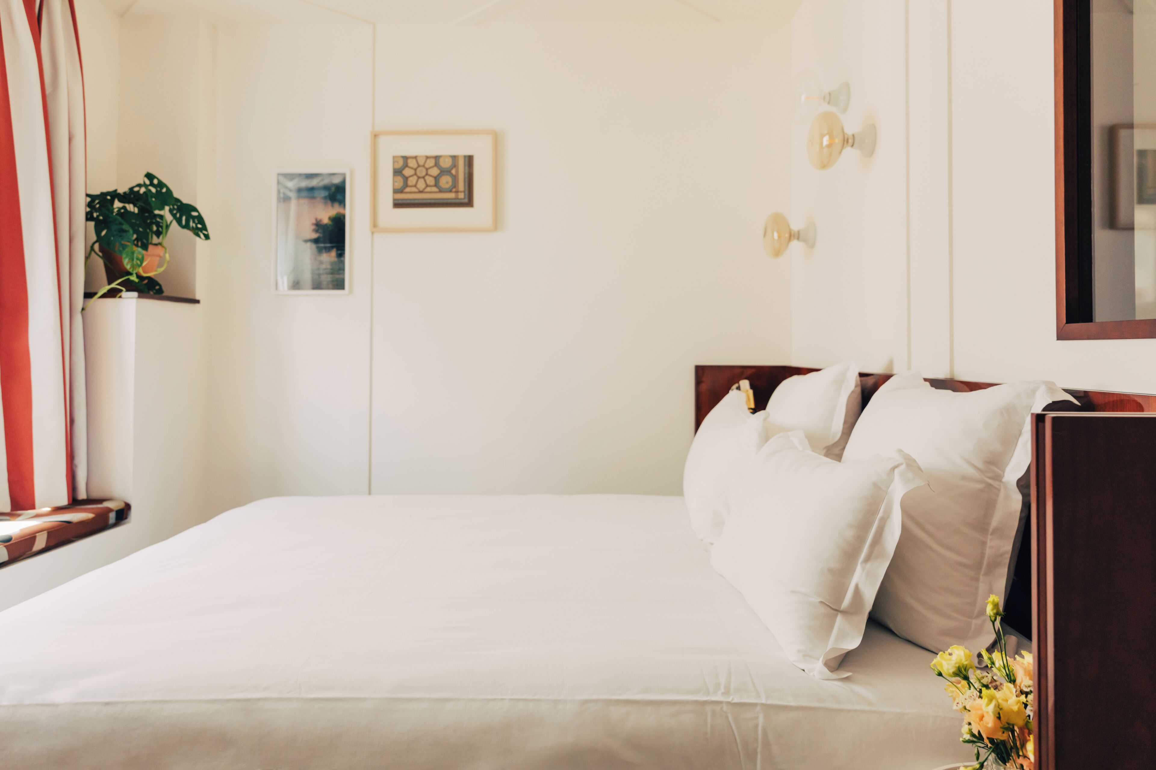 Premium-sengetøj, pengeskab på værelset, skrivebord