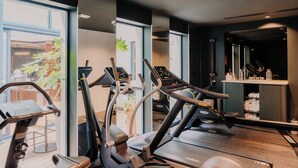 A gym with treadmills, elliptical machines, and a mirrored wall. - Hotel Wallace, a Member of Design Hotels – Orso hotel (Paris)