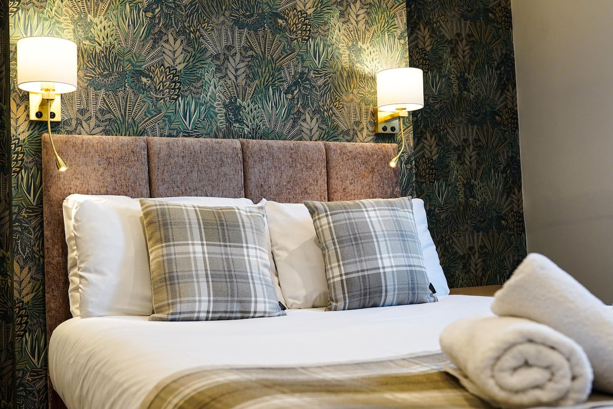 classic double room | premium bedding, individually decorated, individually furnished, desk