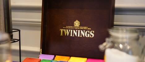 Una caja de té Twinings con una variedad de bolsitas de té de distintos colores.