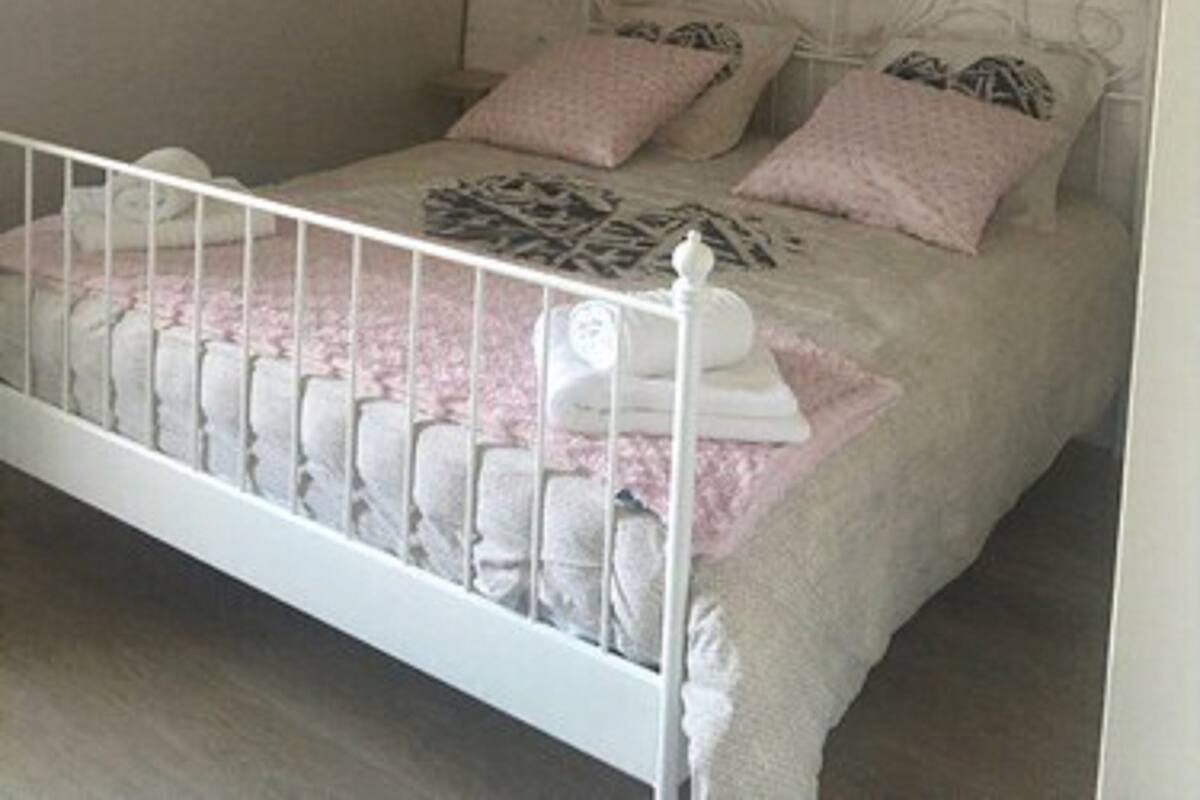 Individually decorated, individually furnished, bed sheets