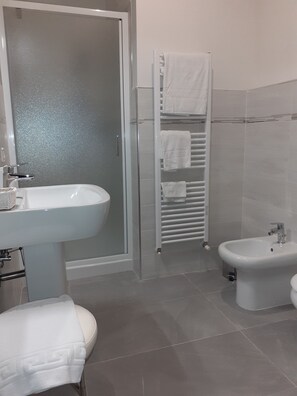 Shower, free toiletries, hair dryer, bidet - Royal Room & Breakfast (Modena)
