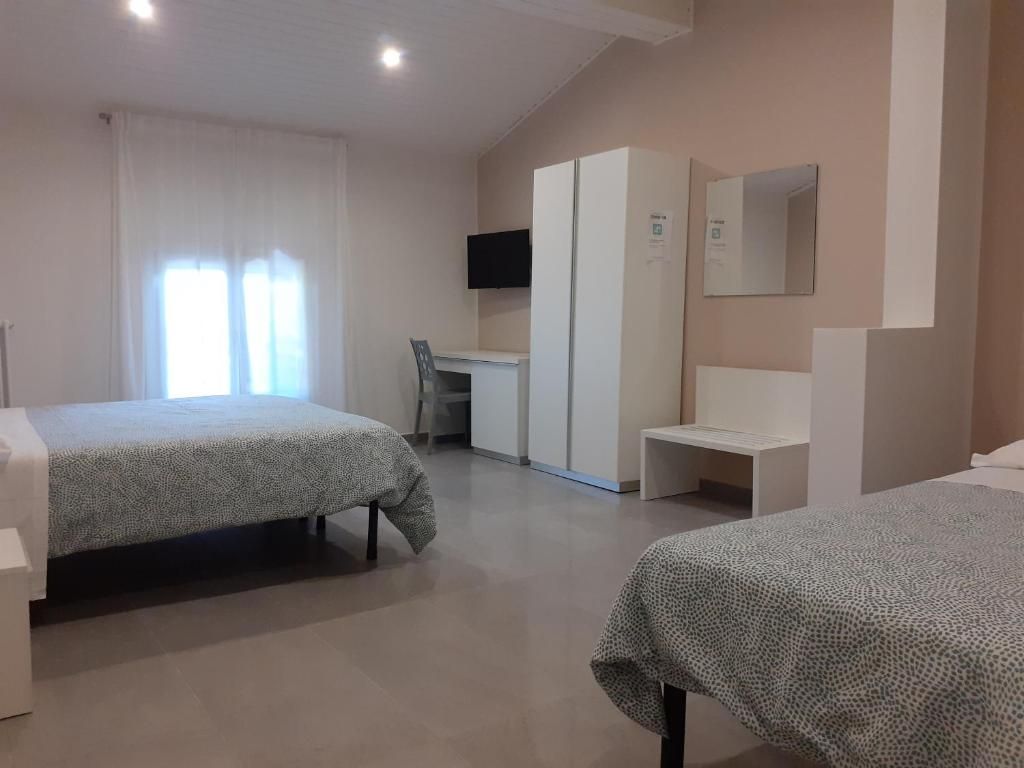Minibar, desk, free WiFi, bed sheets