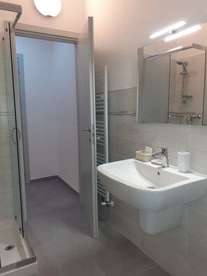 Double Room | Bathroom | Shower, free toiletries, hair dryer, bidet - Royal Room & Breakfast (Modena)