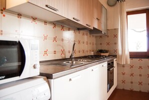 Jääkaappi, mikroaaltouuni, uuni, astianpesukone