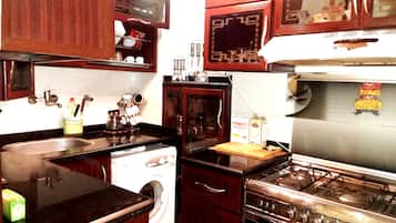 Fridge, oven, stovetop, coffee/tea maker