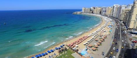 Spiaggia | Sulla spiaggia, lettini da mare, teli da spiaggia