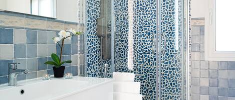 Regadera y secadora de cabello