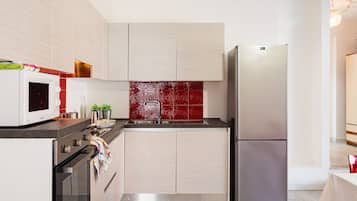 KĂŒhlschrank, Mikrowelle, Ofen, GeschirrspĂŒler