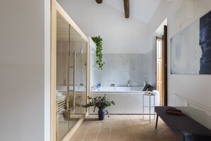 Separate bathtub and shower, rainfall showerhead, towels - Margana Palace by ROMAC (Rome)